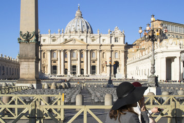 pellegrini e turisti alla basilica di San Pietro a Roma