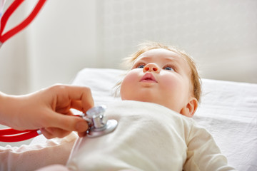 Obraz na płótnie Canvas doctor examining a baby