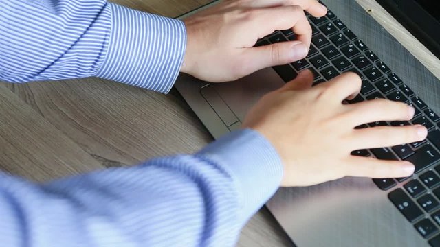 mani di uomo business che scrivono sulla tastiera di un notebook 