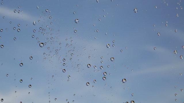Vetro bagnato davanti allo sfondo del Cielo Blu