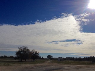 Nuble de gran amplitud sobre un campo un dia soleado