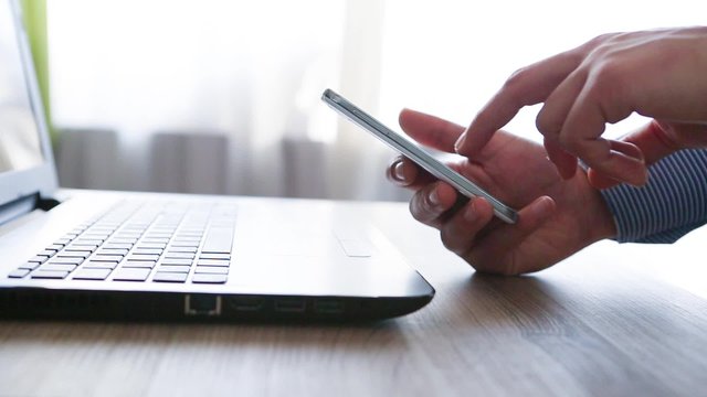 mani sullo schermo dello smartphone per contatto di lavoro in ufficio