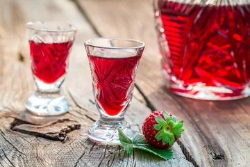 Fototapete Alkohol Fresh liqueur with strawberries and alcohol