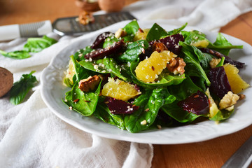 Salad with spinach, oranges and walnuts