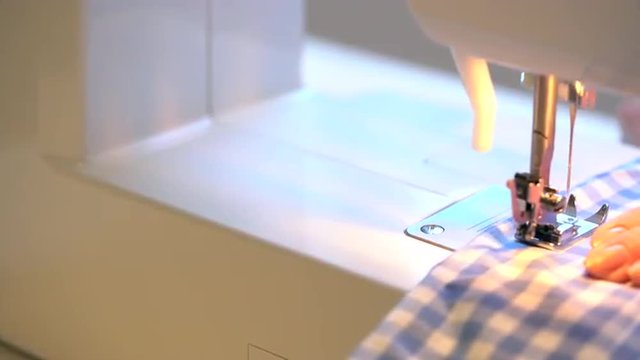 ミシンで縫い物をする女性
