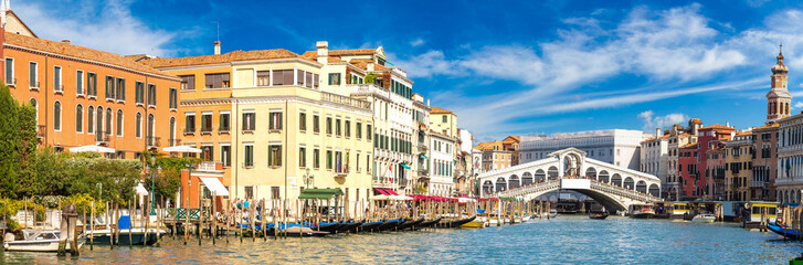 Obraz premium Gondola at the Rialto bridge in Venice