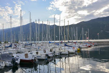 Port avec bateaux sur le lac du bourget à Aix les bains, Savoie