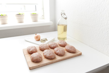 Manufacturing process meatballs in the home kitchen