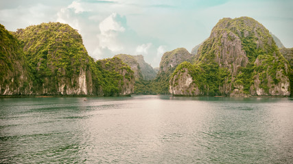 Fototapeta na wymiar seascape of Halong Bay