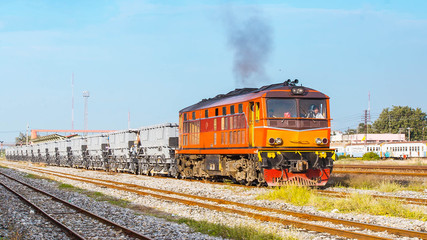 Fototapeta premium Pociąg balastowy odjeżdżał z placu. Tajlandia - sierpień 2013, dyżur na torach wyjeżdżał ze skrzyżowania Ban Pachi. (Zabrano z miejsca publicznego.)