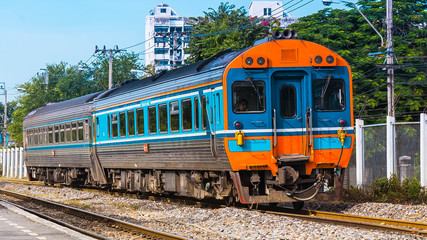 Obraz premium Intercity railcar set was arrivting station.Thailand - 2013, Southern line intercity railcar set was arrivting Bangsue junction, Bangkok. (Taken form public platform.)