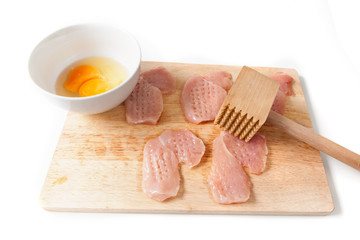 Prepare chicken schnitzels in the home kitchen