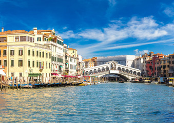 Fototapeta premium Gondola at the Rialto bridge in Venice
