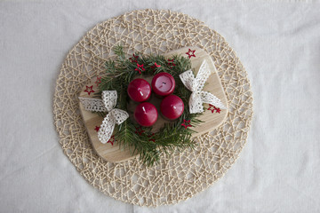 Adventskranz auf Holzbrett mit Tischdecke