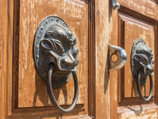 Obraz premium wooden door and knocker symbolic of lion's heads chinese vintag
