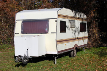 Abgestellter Wohnwagen auf einem Campingplatz