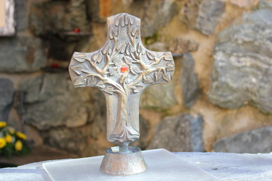 Kreuz mit dem Baum des Lebens auf einem Altar