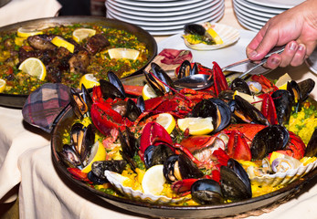 Paella con astice e cozze