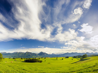 Panorama Landschaft in Bayern im Allgäu mit Forggensee