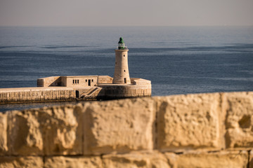 Fototapeta premium Grüner Leuchtturm im Grand Harbour - Valetta/ Malta