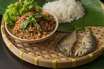 Thai's fried mackerel with vegetables and sauce