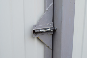 Latch on gate