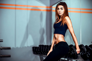 Obraz na płótnie Canvas Young pretty girl work out in the gym