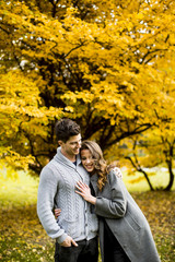 Fototapeta premium Young couple in the autumn park