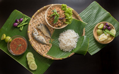 Thai's fried mackerel with vegetables and sauce