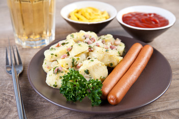 Kartoffelsalat mit Würstchen