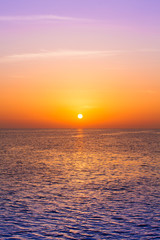 Obrazy  Piękny zachód słońca nad morzem. Malowniczy widok na piękny zachód słońca