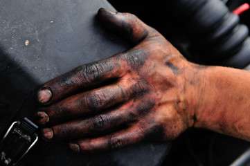 Obraz na płótnie Canvas dirty, mechanic, hand, human, reparing, work