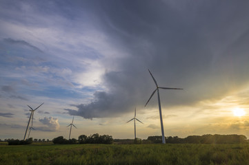 Wiatraki na polu © Mike Mareen