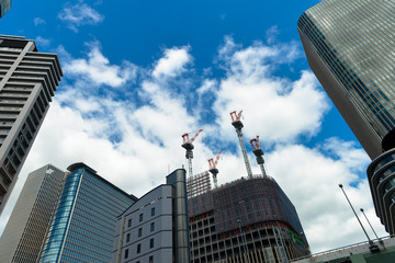 Obraz premium 青空と建築中のビル