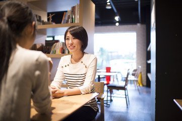 Women are chatting in a cafe