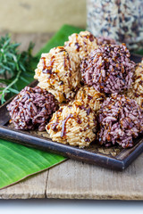 Rice cracker or puffed rice with sugar
