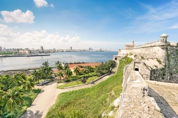 Papier Peint photo autocollant Havana Vue sur les toits de La Havane depuis la forteresse de &quot  El Morro &quot  par une belle journée ensoleillée - Capitale mondialement connue de Cuba dans les îles des Caraïbes - Concept de voyage avec une destination historique d& 39 Amérique latine cen