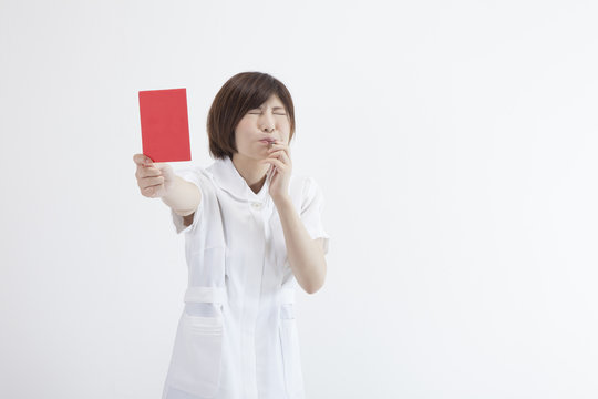 レッドカードを持つ看護師