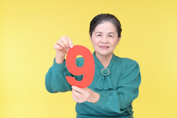 数字を持つ年配者