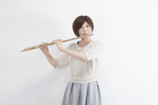 フルートを吹く女性