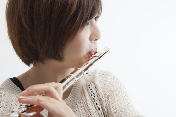 フルートを吹く女性