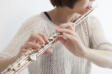 フルートを吹く女性 © milatas