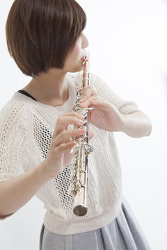 フルートを吹く女性