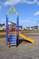 Fototapeta premium 公園の遊具／茨城県牛久市の公園で、ブランコや滑り台などの遊具を撮影した写真です。 