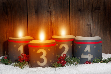 3. Advent, leuchtende Kerzen mit Zahlen