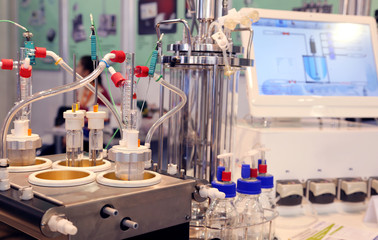 Medical laboratory for carrying out chemical reactions