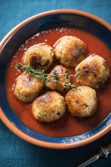Vegane Frikadellen in Tomatensoße