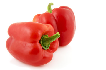 poivrons rouge en gros plan sur fond blanc