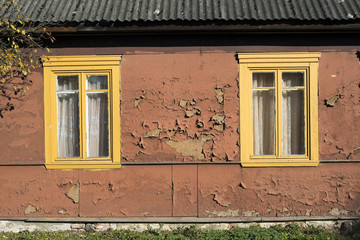 Fototapeta na wymiar old weathered house