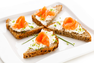 Bread with smoked salmon and cream cheese